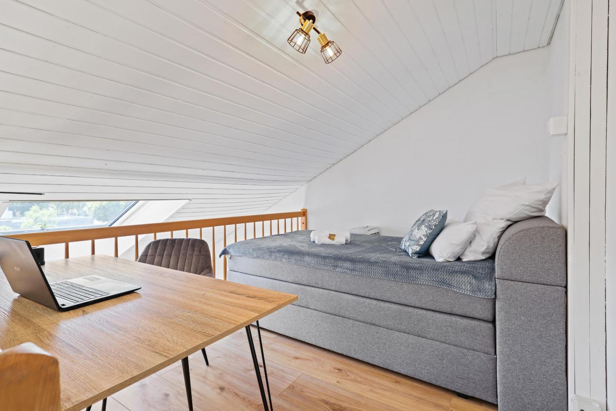 Apart21 - Blue - Maisonette - Netflix - Parking - Near Audi Apartment *